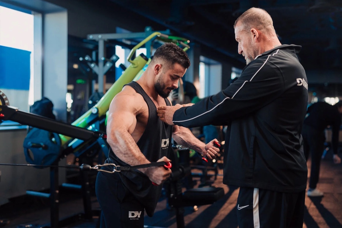 Dorian Yates coaching a lifter through a heavy working set